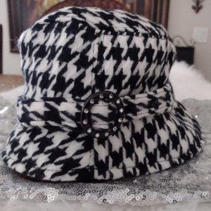 🆕 - Manhattan Hat Company / Black & White / Bucket Hat 🤠
